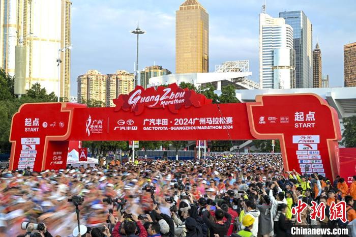 2024广州马拉松鸣枪开跑 海内外2.6万名选手竞速，