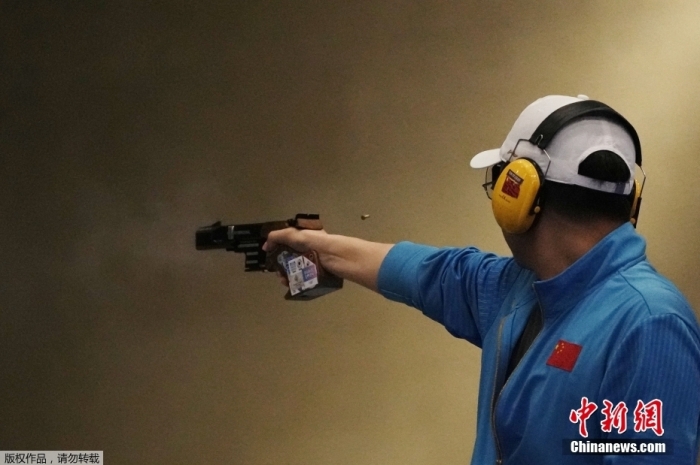 奥运赛场情侣甜蜜时刻：求婚、相拥与爱的见证