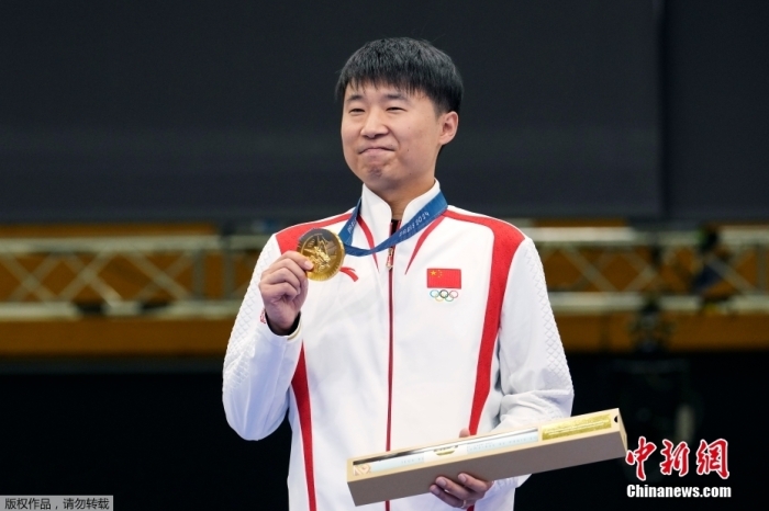 奥运赛场情侣甜蜜时刻：求婚、相拥与爱的见证