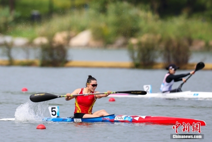 奥运赛场情侣甜蜜时刻：求婚、相拥与爱的见证