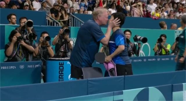 奥运赛场情侣甜蜜时刻：求婚、相拥与爱的见证