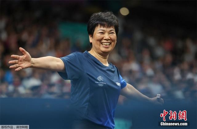 奥运赛场情侣甜蜜时刻：求婚、相拥与爱的见证