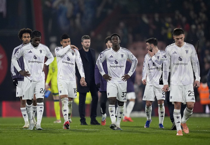 曼联客场遭判罚不公拖累 球迷怒斥裁判双重标准