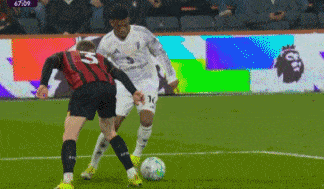 曼联客场遭判罚不公拖累 球迷怒斥裁判双重标准