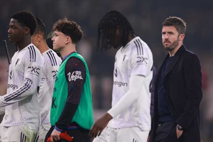 曼联客场遭判罚不公拖累 球迷怒斥裁判双重标准