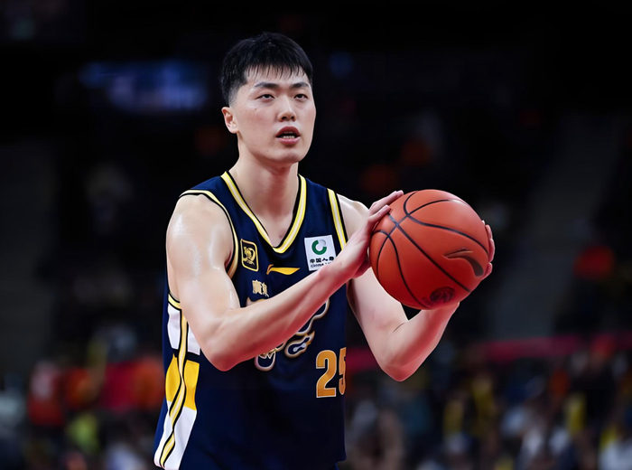 张皓嘉成杜锋争冠关键拼图 广东队锋线悍将崛起