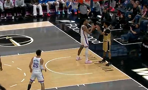 雷霆球员冲突升级 米切尔介入引发肢体冲突