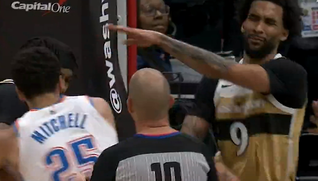 雷霆球员冲突升级 米切尔介入引发肢体冲突