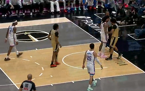 雷霆球员冲突升级 米切尔介入引发肢体冲突