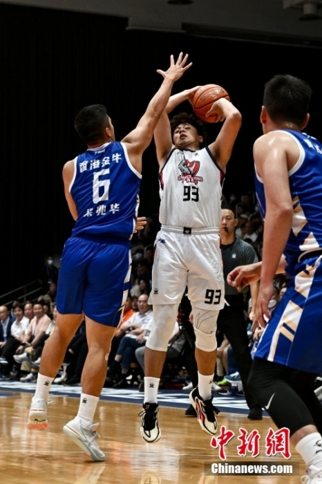 香港金牛队在2023全国男子篮球联赛揭幕战以102比