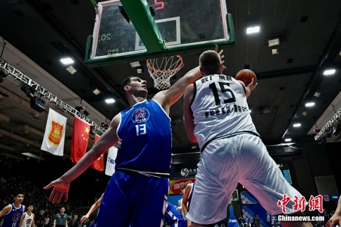 香港金牛队在2023全国男子篮球联赛揭幕战以102比