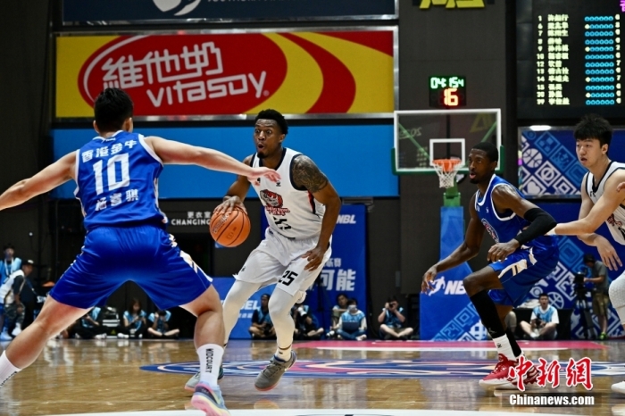 香港金牛队在2023全国男子篮球联赛揭幕战以102比