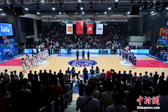 香港金牛队在2023全国男子篮球联赛揭幕战以102比